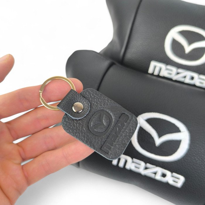 Набір шкіряних подушок Mazda з вишивкою логотипу + подарунок – шкіряний брелок