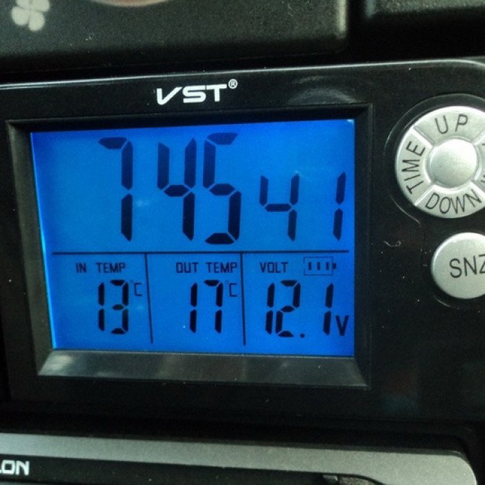 Годинник автомобільний електронні автогодинник VST-7048V для ВАЗ з вольтметром, температурою