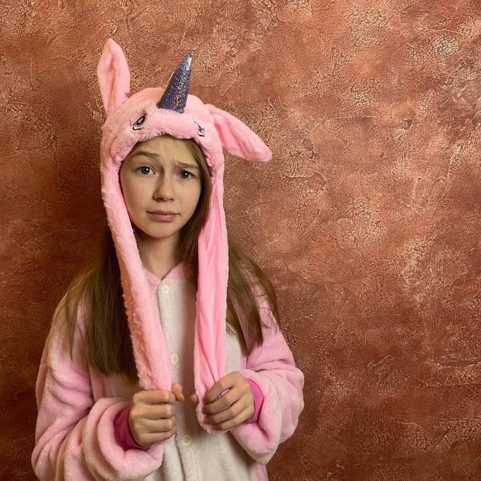 Карнавальна шапка з підсвічуванням: рожевий єдиноріг з вухами, що піднімаються.