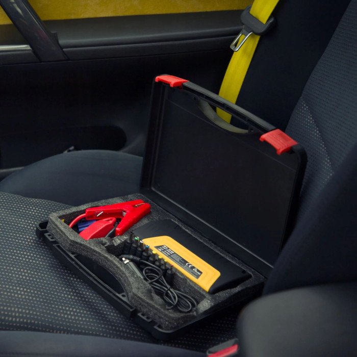 Пускозарядний пристрій на 50800 mAh для автомобільного акумулятора з індикацією заряду в кейсі