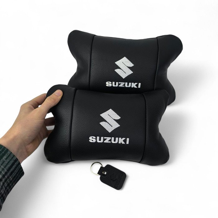 Набір шкіряних подушок Suzuki з вишивкою логотипу + брелок у подарунок для авто