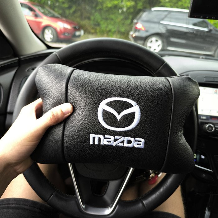 Набір шкіряних подушок Mazda з вишивкою логотипу + подарунок – шкіряний брелок